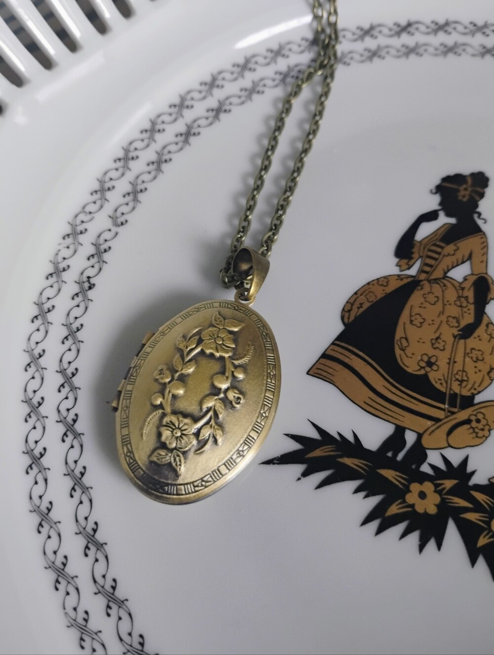 Vintage Vibes Locket Necklace, Floral Oval Golden Bronze